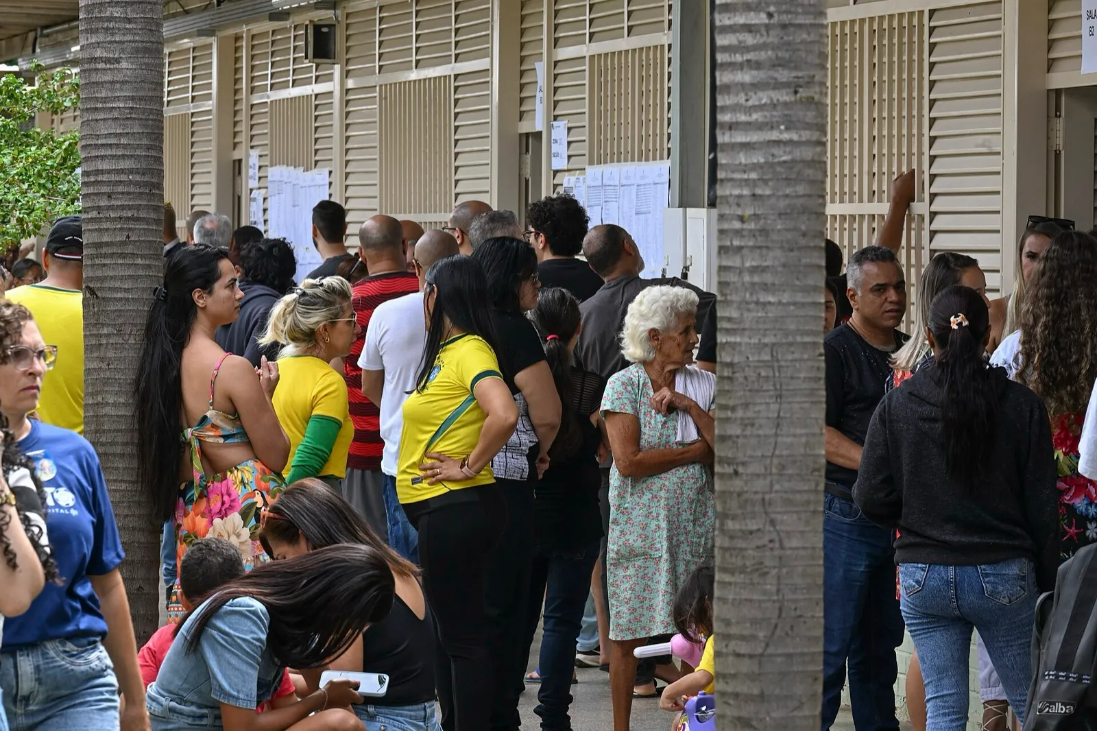 Eleitores em fila para votar no primeiro turno de 2026, em uma seção de Taguatinga, no Distrito Federal.
